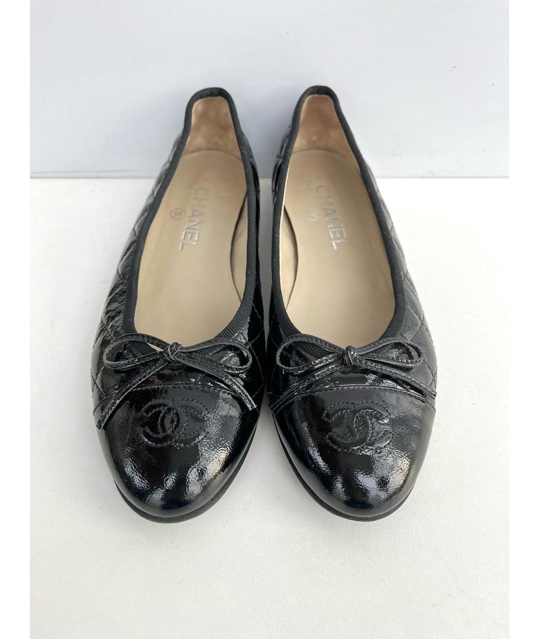 CHANEL Черные балетки из лакированной кожи, фото 4