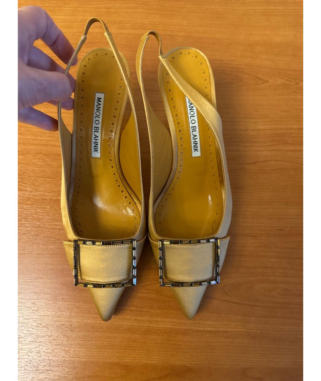 MANOLO BLAHNIK Золотые текстильные босоножки, фото 2