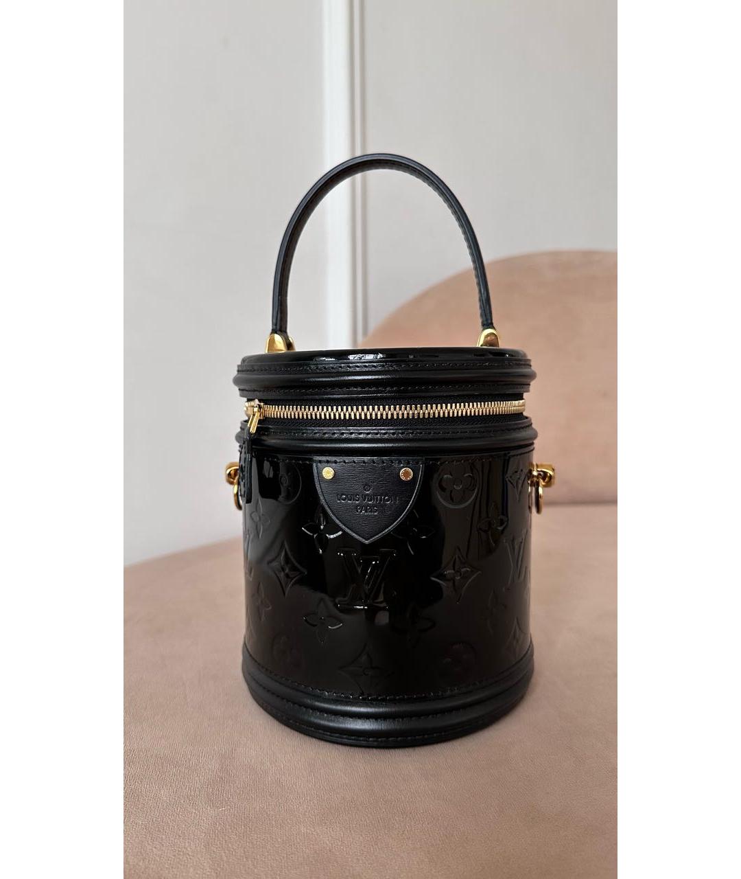 LOUIS VUITTON Черная сумка через плечо из лакированной кожи, фото 5