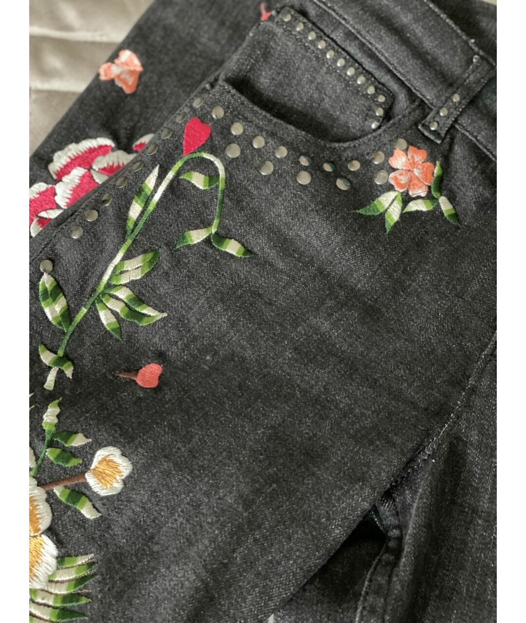 ALICE+OLIVIA Черные хлопко-эластановые прямые джинсы, фото 4