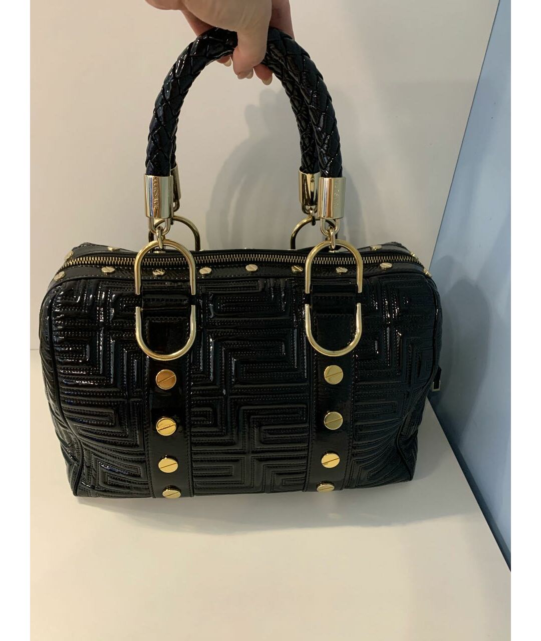 VERSACE Черная сумка тоут из лакированной кожи, фото 2