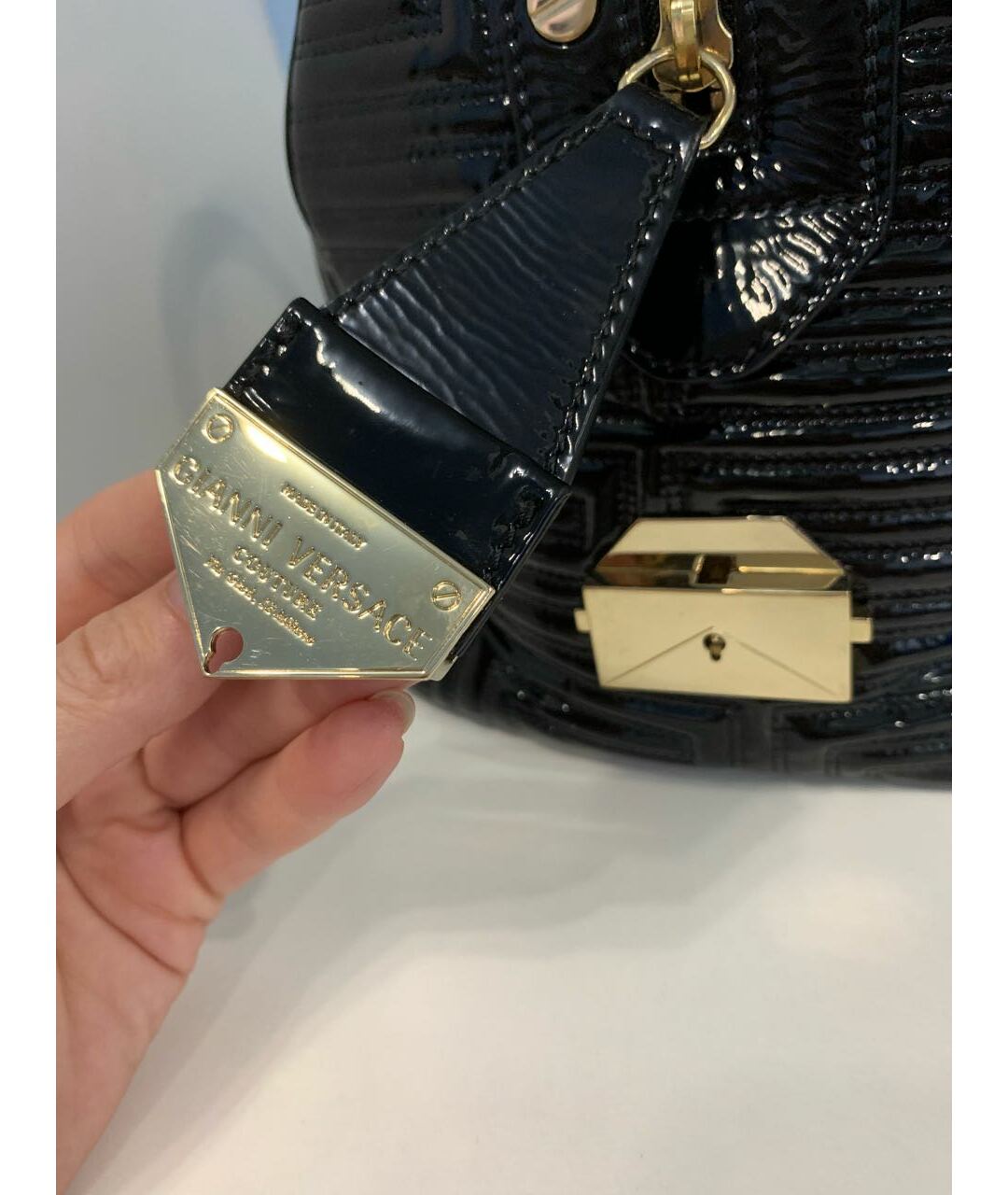 VERSACE Черная сумка тоут из лакированной кожи, фото 5