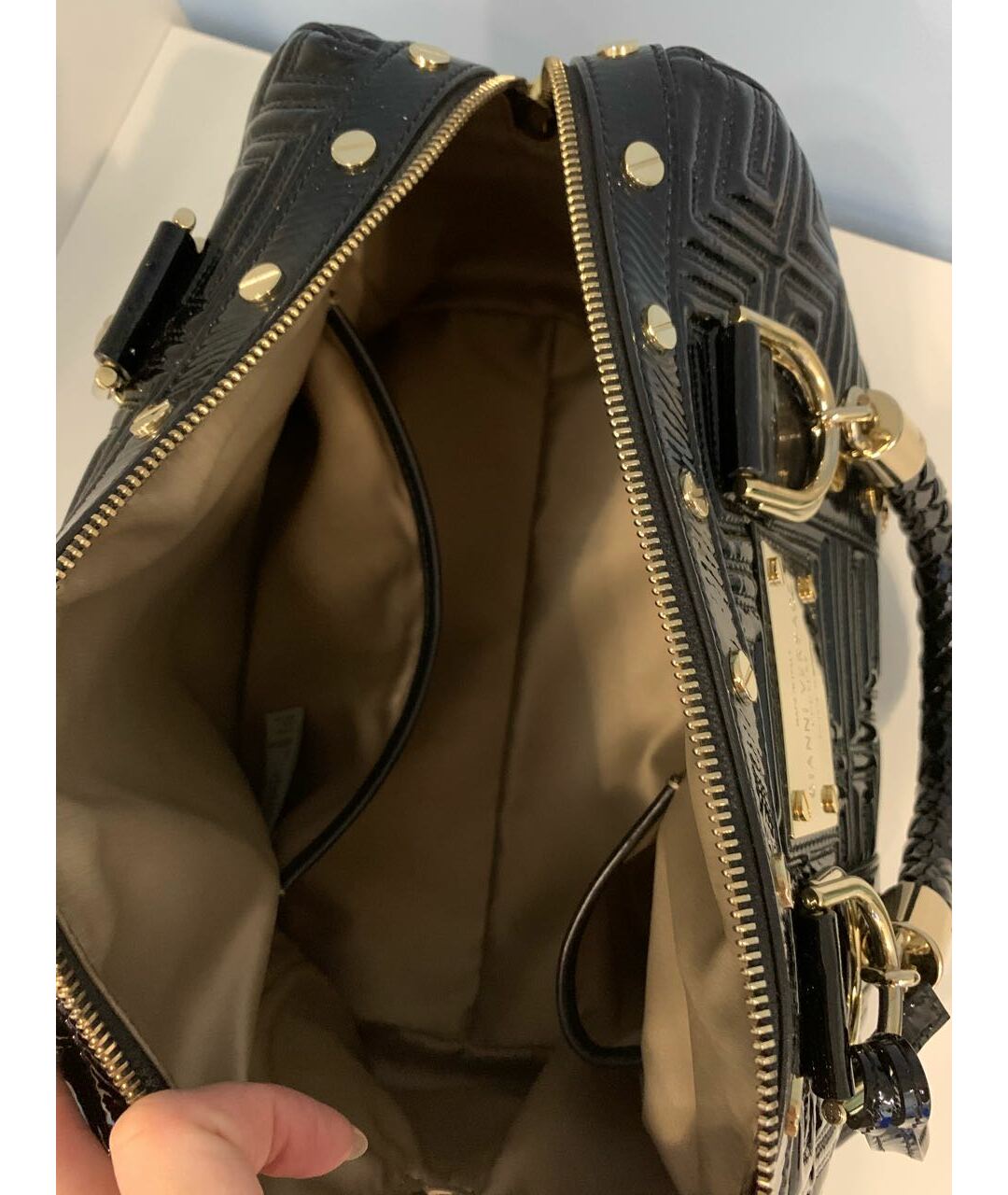 VERSACE Черная сумка тоут из лакированной кожи, фото 4