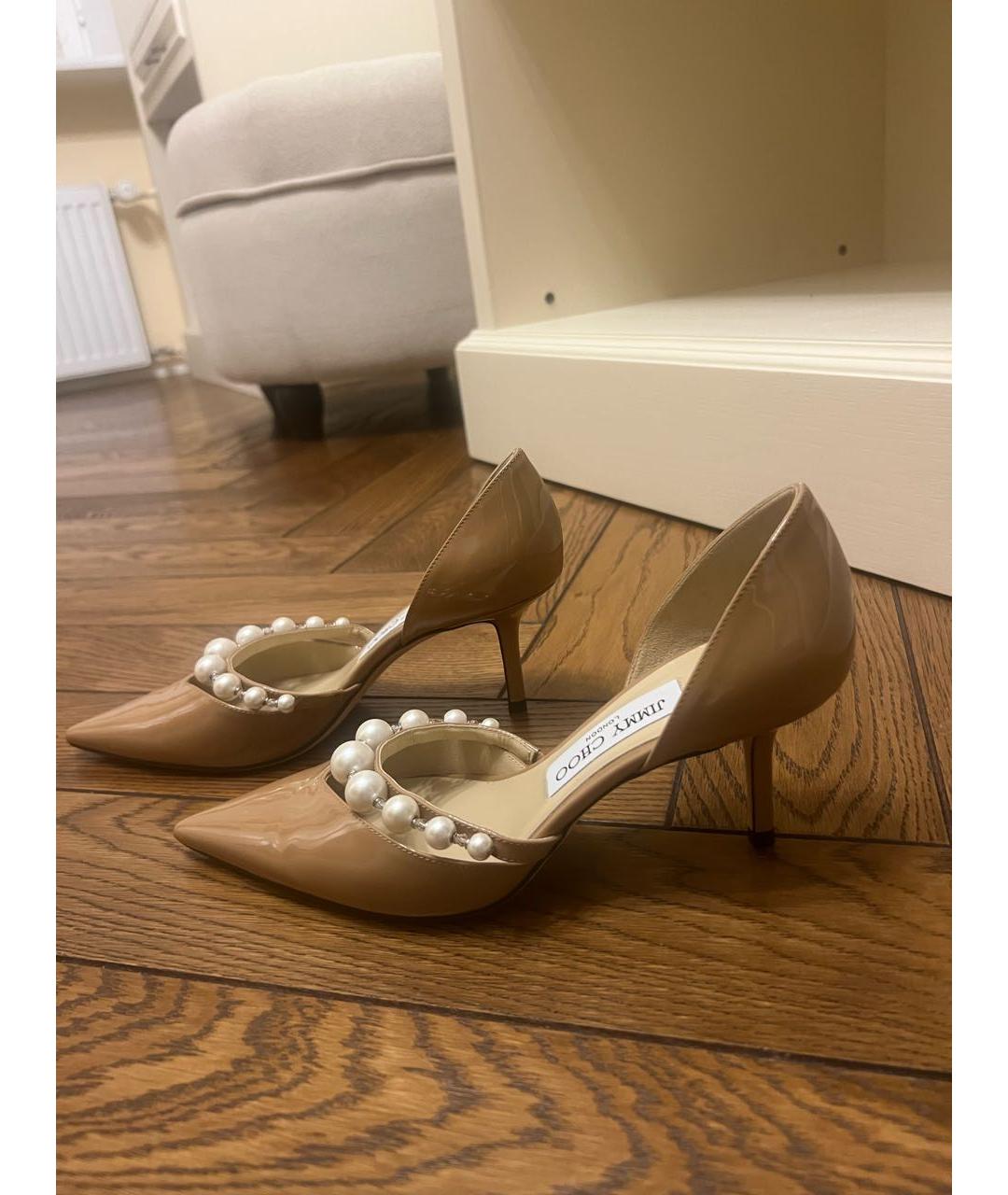 JIMMY CHOO Бежевые туфли из лакированной кожи, фото 5