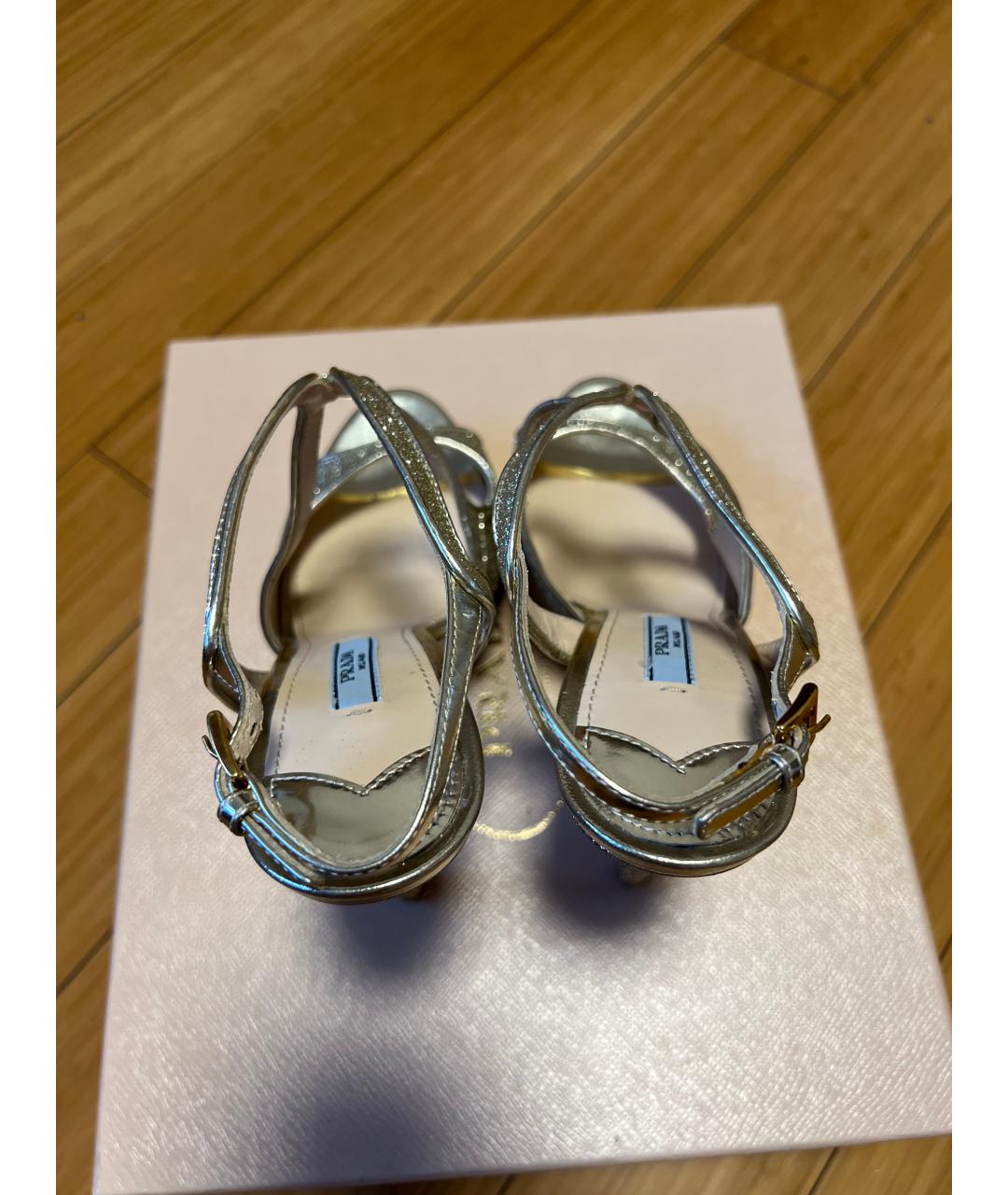 PRADA Золотые кожаные босоножки, фото 3