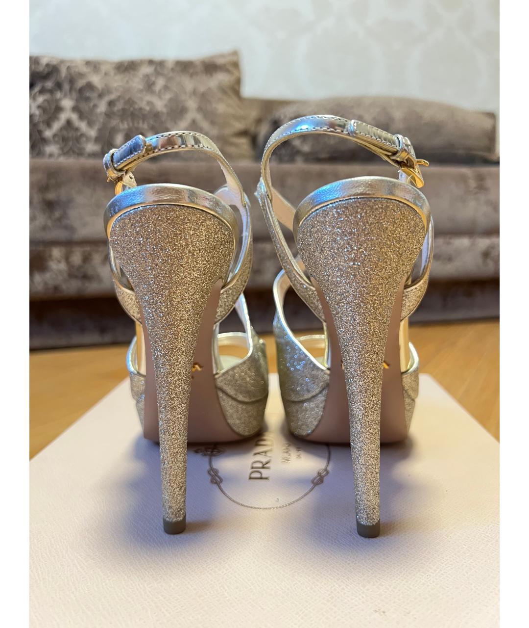 PRADA Золотые кожаные босоножки, фото 4