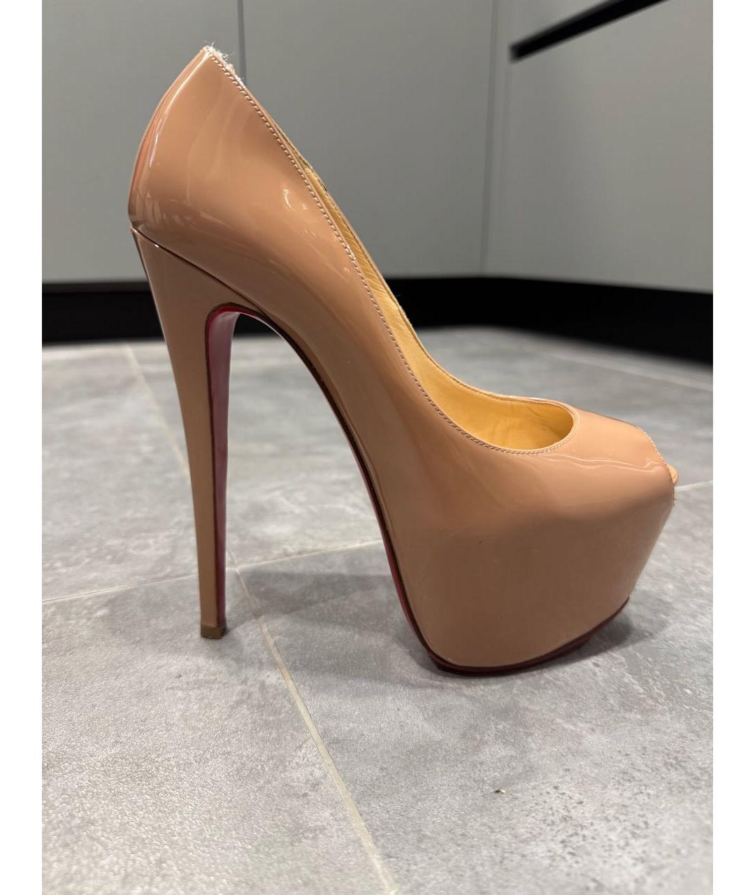 CHRISTIAN LOUBOUTIN Бежевые туфли из лакированной кожи, фото 8