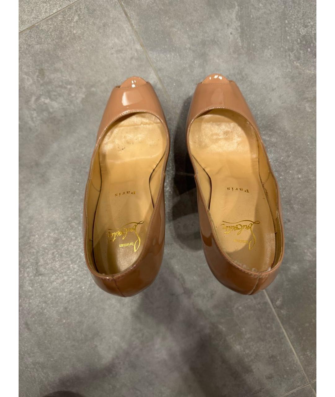 CHRISTIAN LOUBOUTIN Бежевые туфли из лакированной кожи, фото 3