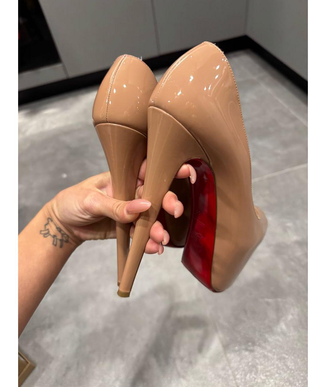 CHRISTIAN LOUBOUTIN Бежевые туфли из лакированной кожи, фото 5