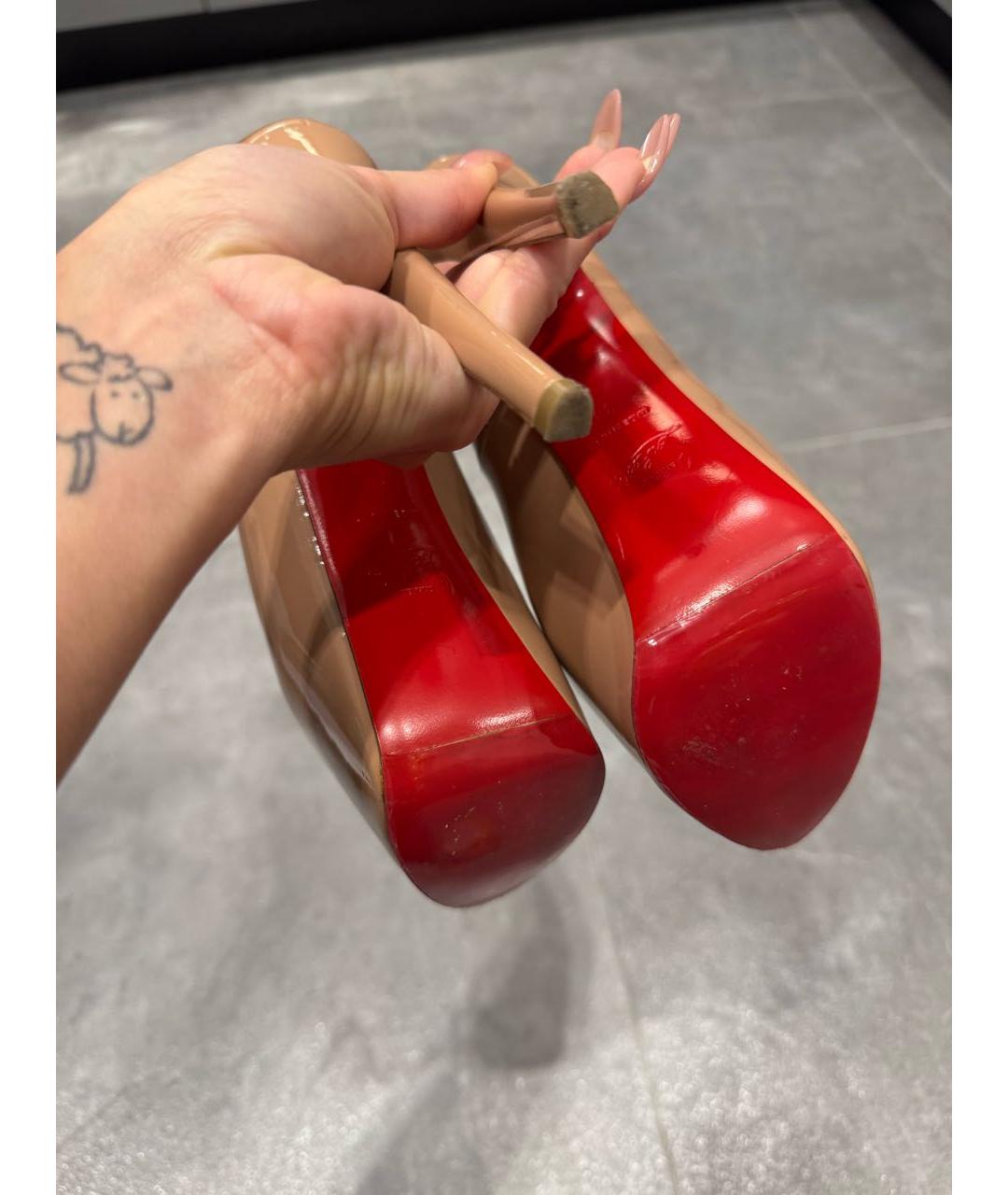 CHRISTIAN LOUBOUTIN Бежевые туфли из лакированной кожи, фото 6