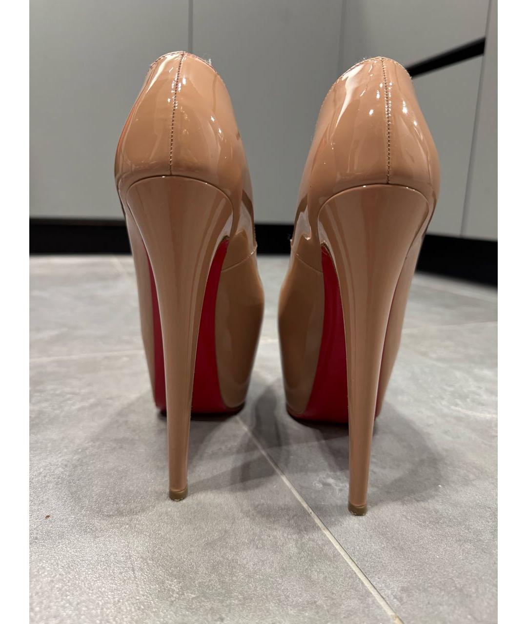 CHRISTIAN LOUBOUTIN Бежевые туфли из лакированной кожи, фото 4