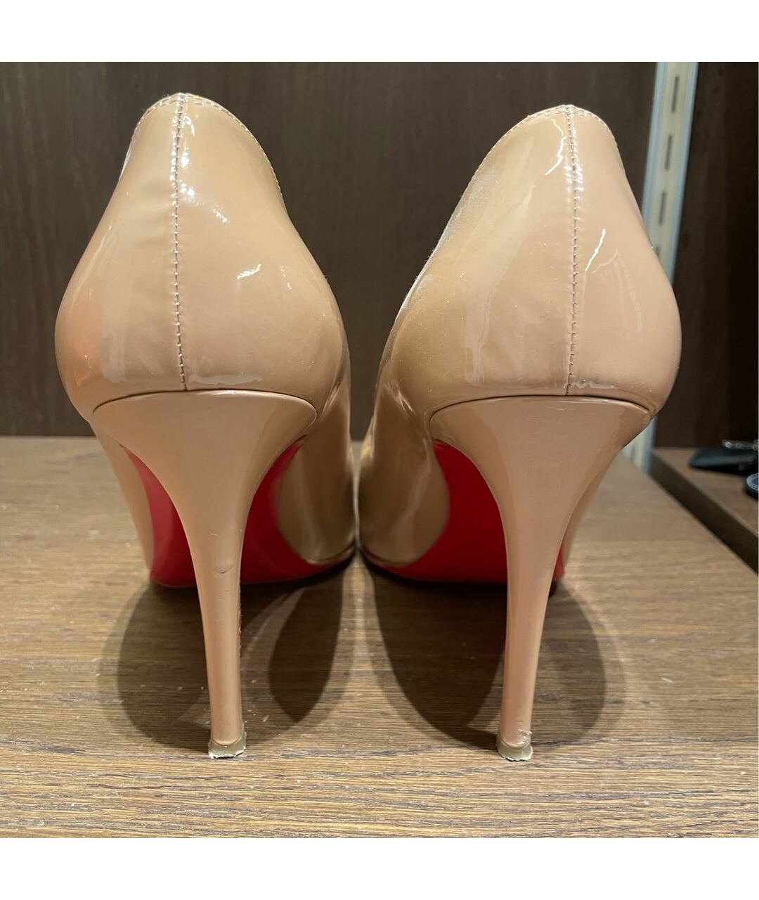 CHRISTIAN LOUBOUTIN Бежевые туфли из лакированной кожи, фото 4