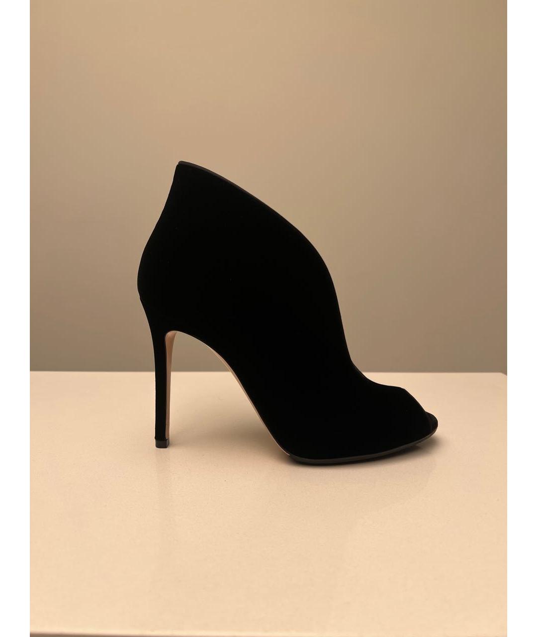 GIANVITO ROSSI Черные бархатные ботильоны, фото 9