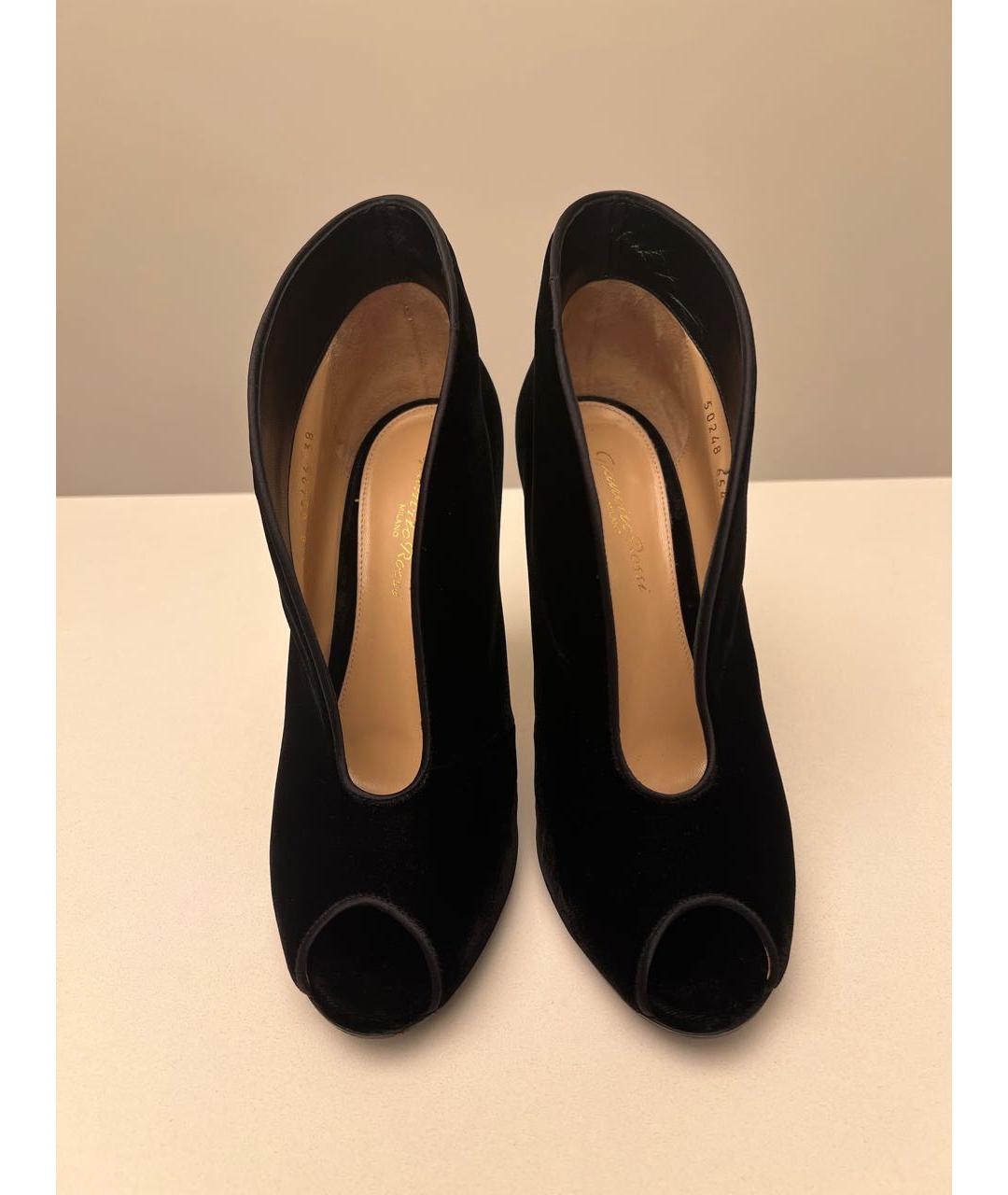 GIANVITO ROSSI Черные бархатные ботильоны, фото 2