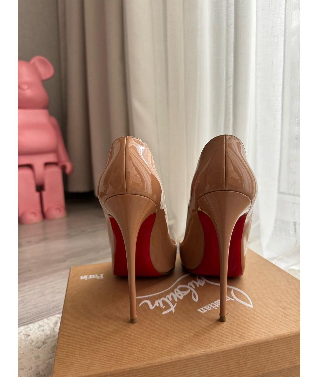 CHRISTIAN LOUBOUTIN Бежевые туфли из лакированной кожи, фото 3