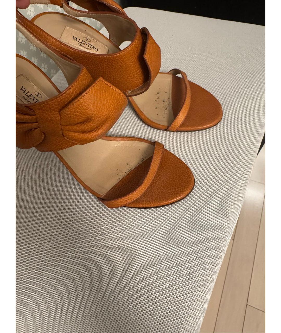 VALENTINO Оранжевое кожаные босоножки, фото 3