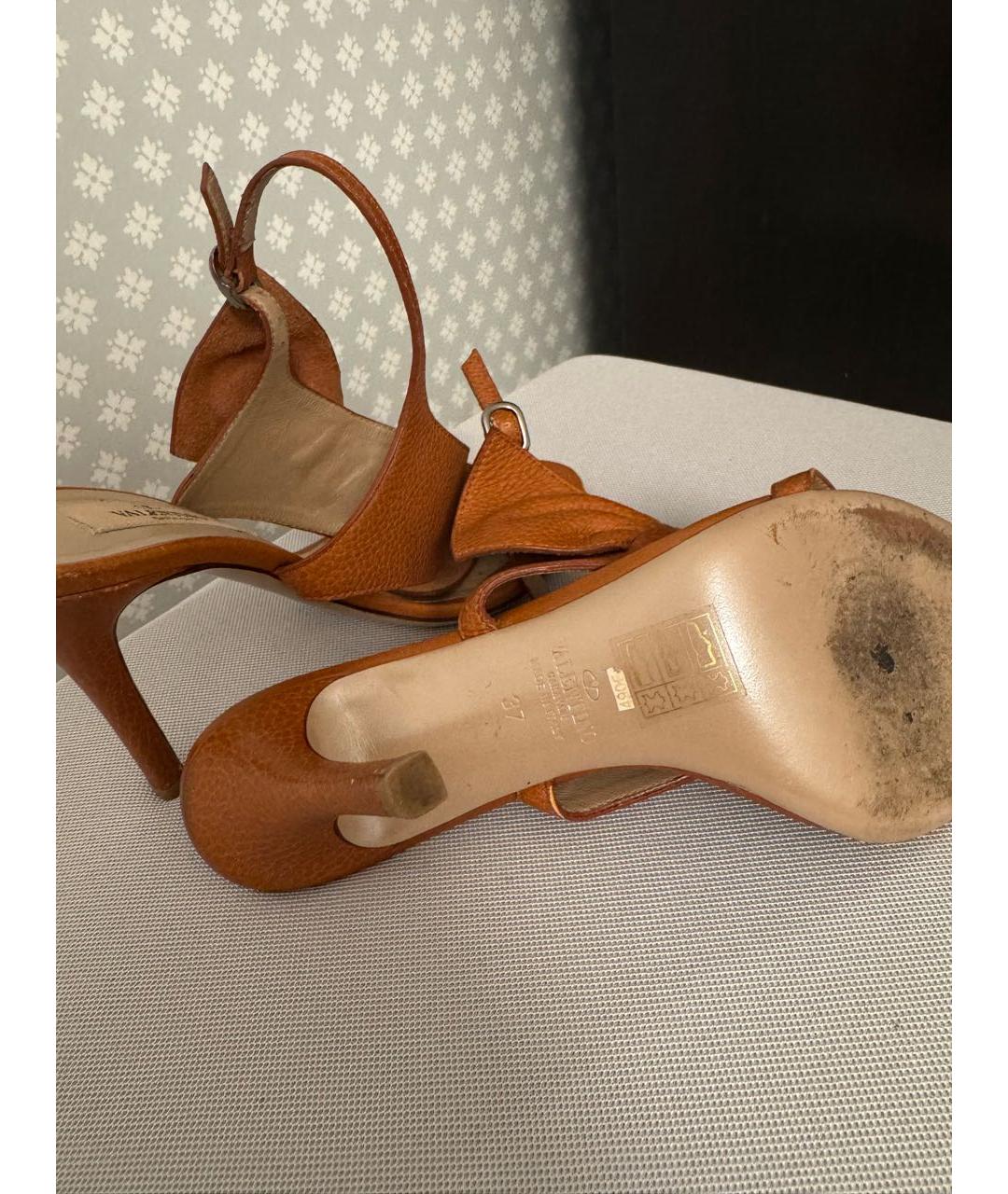 VALENTINO Оранжевое кожаные босоножки, фото 5