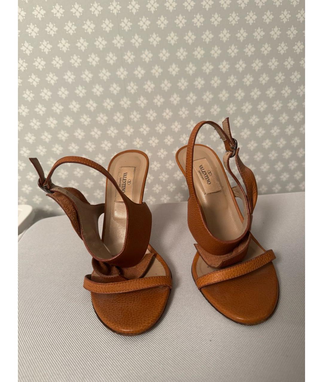 VALENTINO Оранжевое кожаные босоножки, фото 2