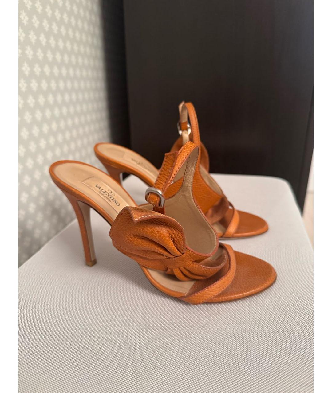 VALENTINO Оранжевое кожаные босоножки, фото 6