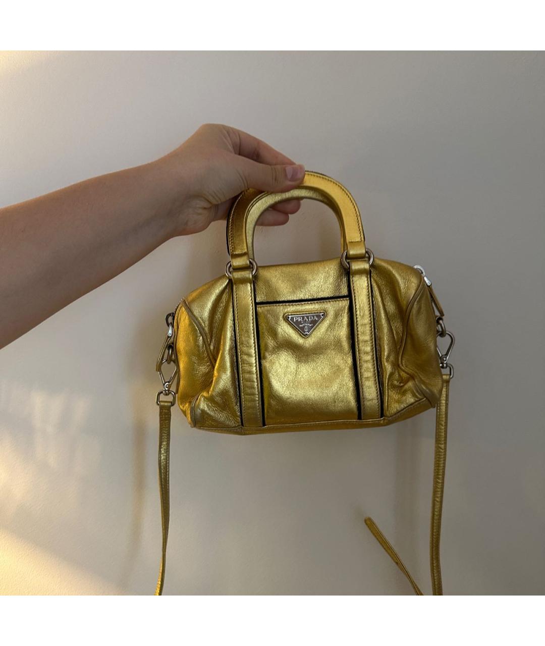 PRADA Золотая кожаная сумка с короткими ручками, фото 3
