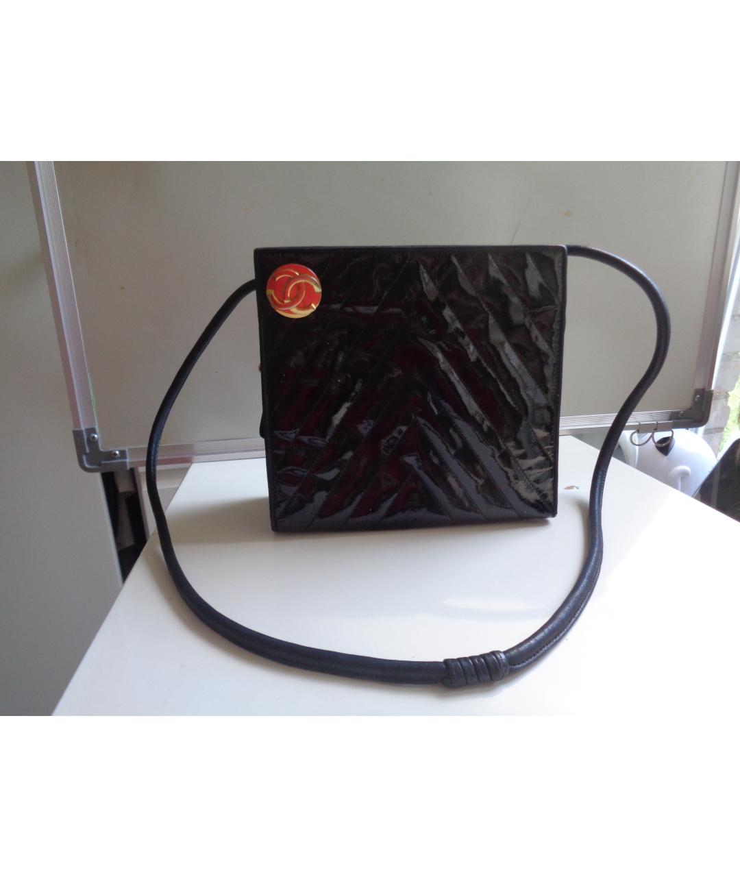 CHANEL Черная сумка через плечо из лакированной кожи, фото 6