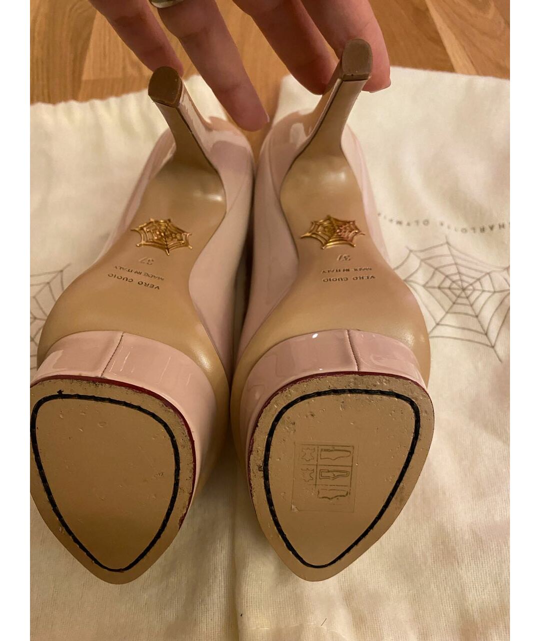 CHARLOTTE OLYMPIA Бежевые туфли из лакированной кожи, фото 5