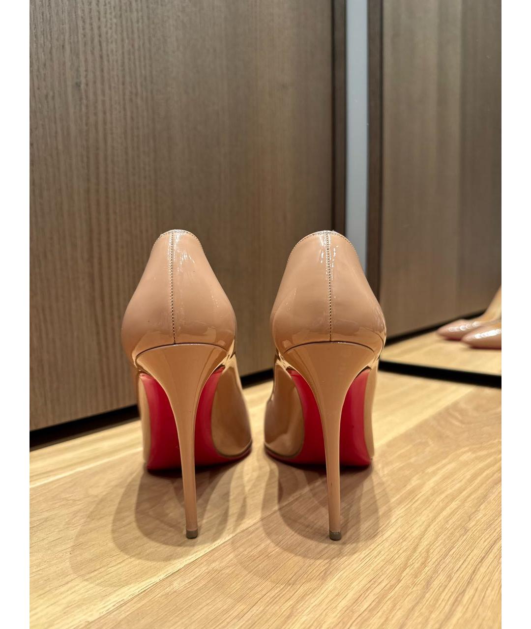 CHRISTIAN LOUBOUTIN Бежевые туфли из лакированной кожи, фото 3