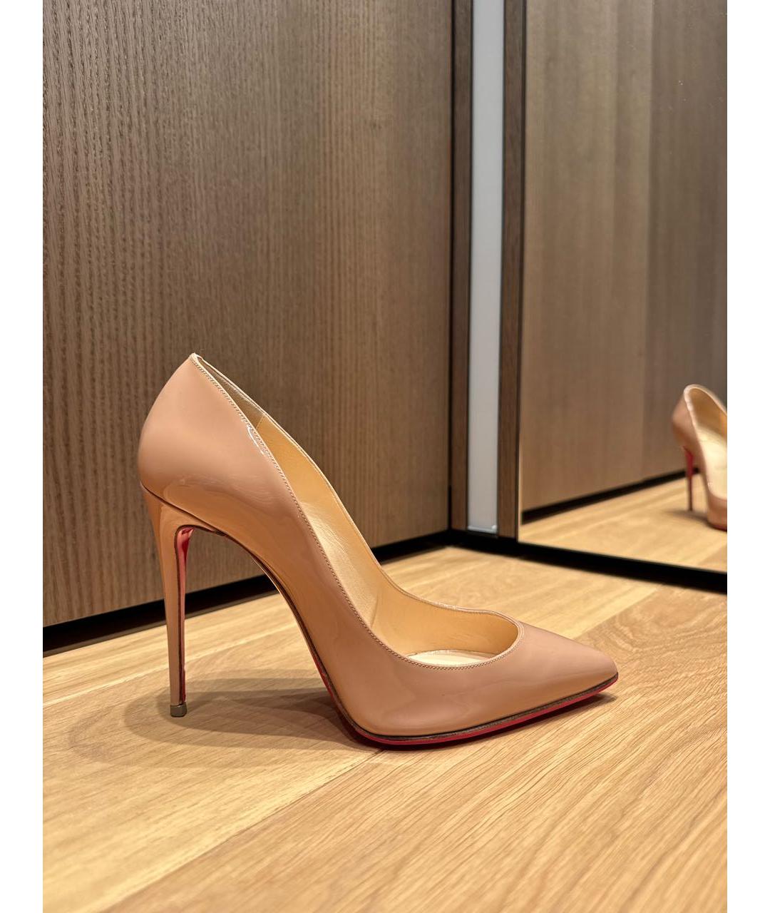 CHRISTIAN LOUBOUTIN Бежевые туфли из лакированной кожи, фото 6