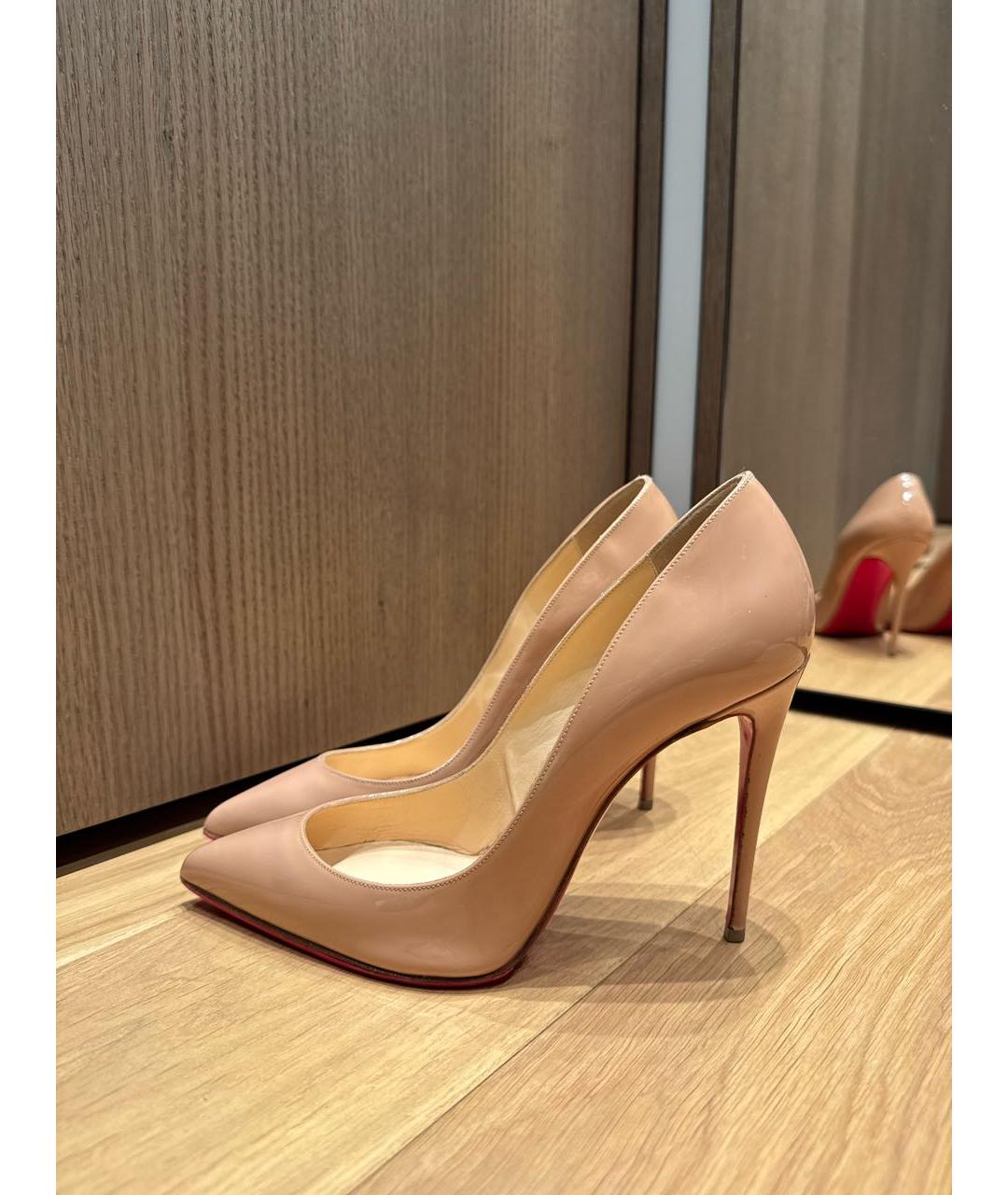 CHRISTIAN LOUBOUTIN Бежевые туфли из лакированной кожи, фото 5