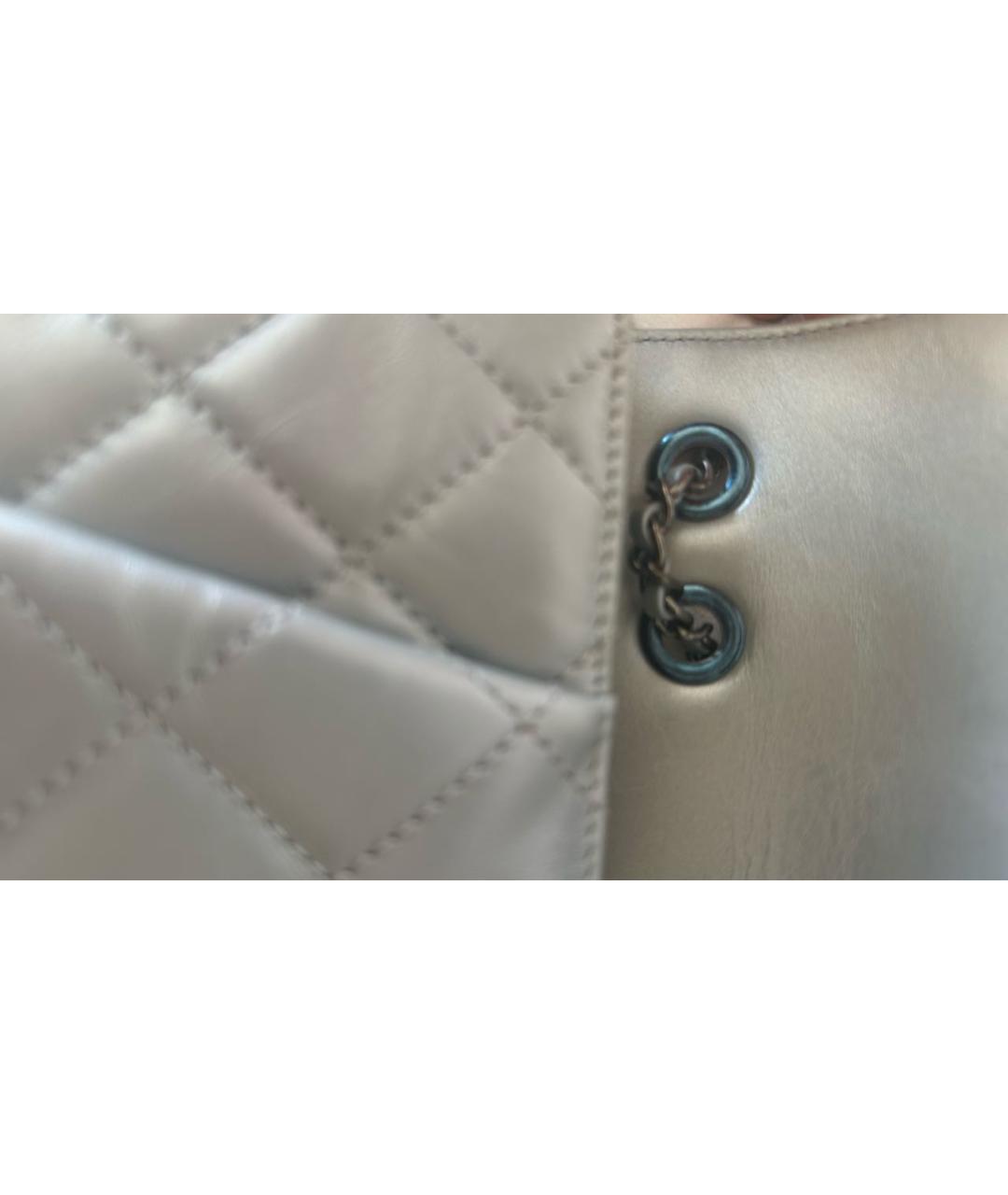 CHANEL Серебряная сумка через плечо из лакированной кожи, фото 4