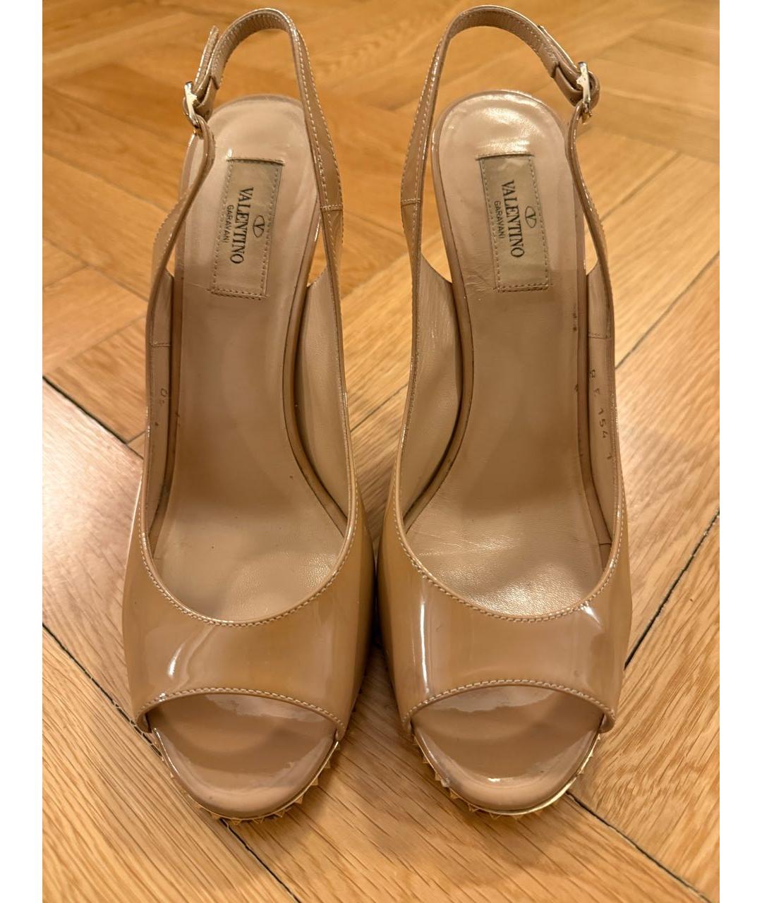 VALENTINO Бежевые босоножки из лакированной кожи, фото 2