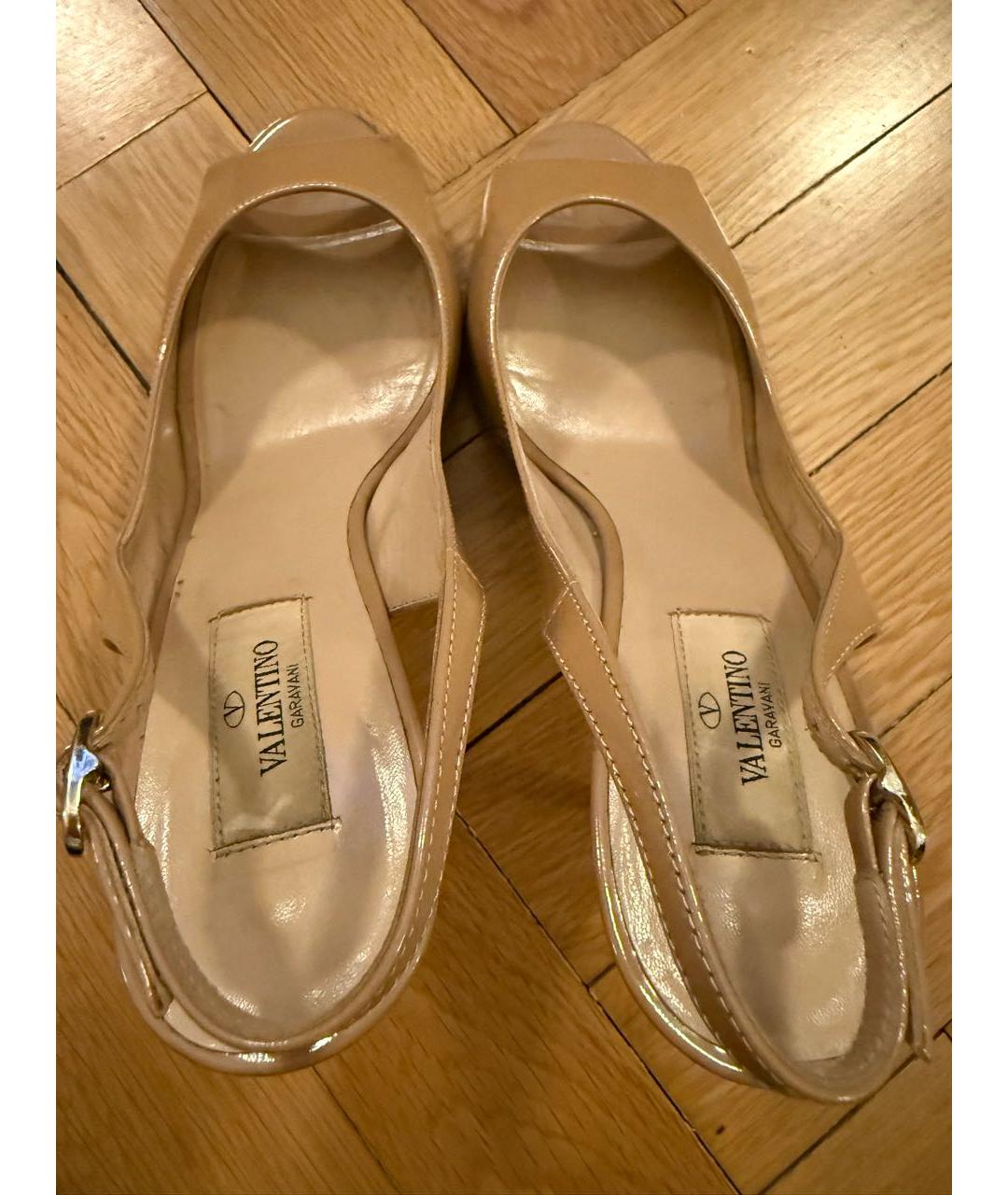 VALENTINO Бежевые босоножки из лакированной кожи, фото 3