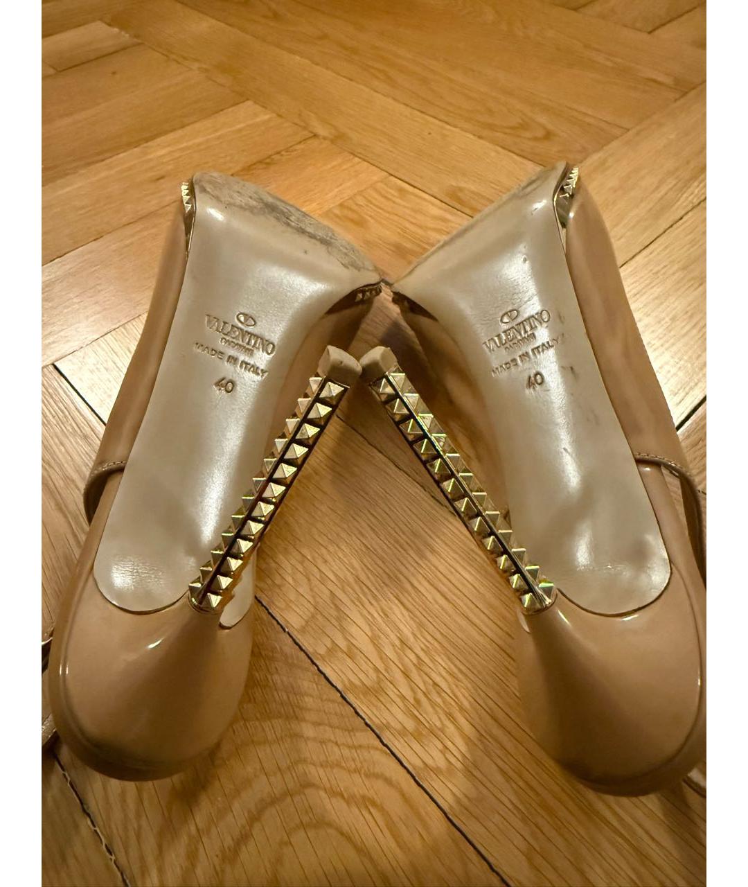 VALENTINO Бежевые босоножки из лакированной кожи, фото 6