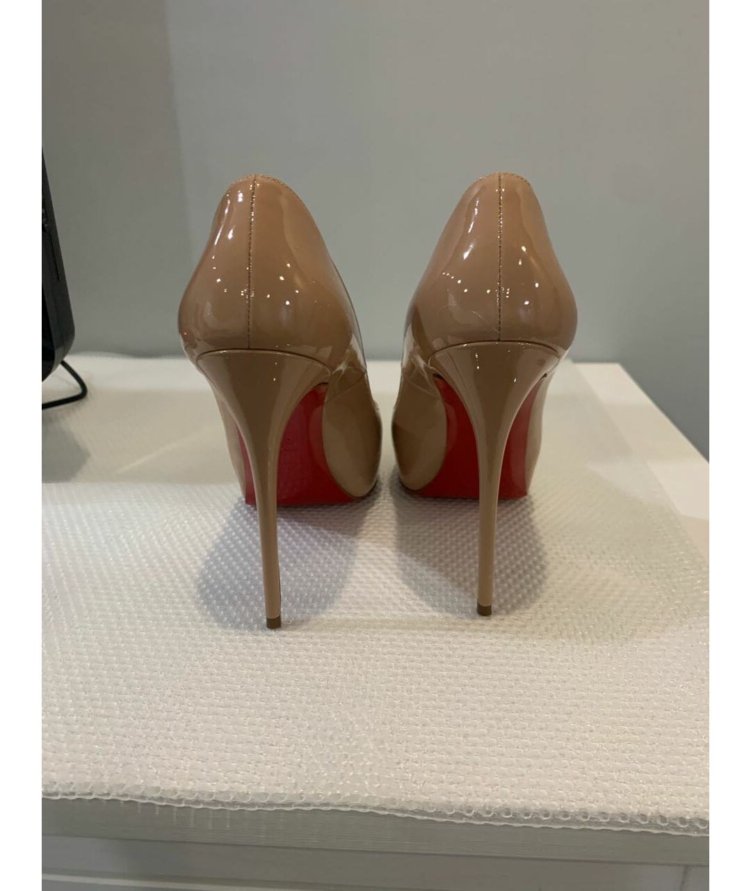 CHRISTIAN LOUBOUTIN Бежевые туфли из лакированной кожи, фото 4
