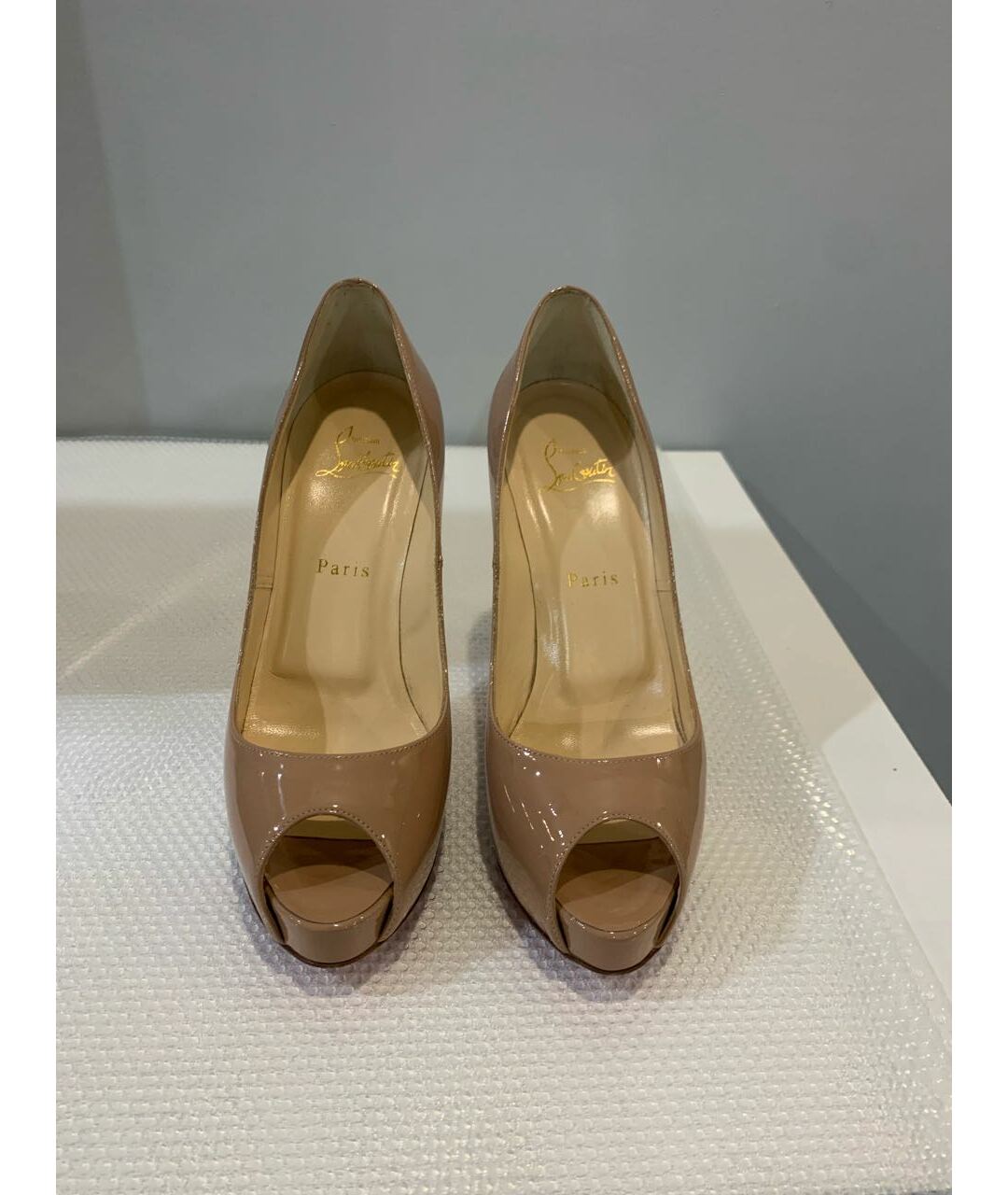 CHRISTIAN LOUBOUTIN Бежевые туфли из лакированной кожи, фото 2