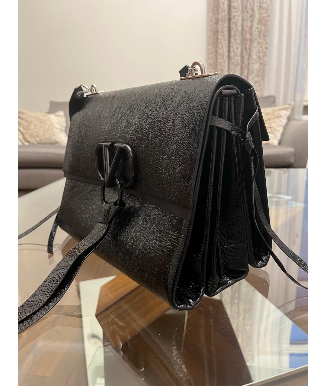 VALENTINO Черная сумка через плечо из лакированной кожи, фото 2