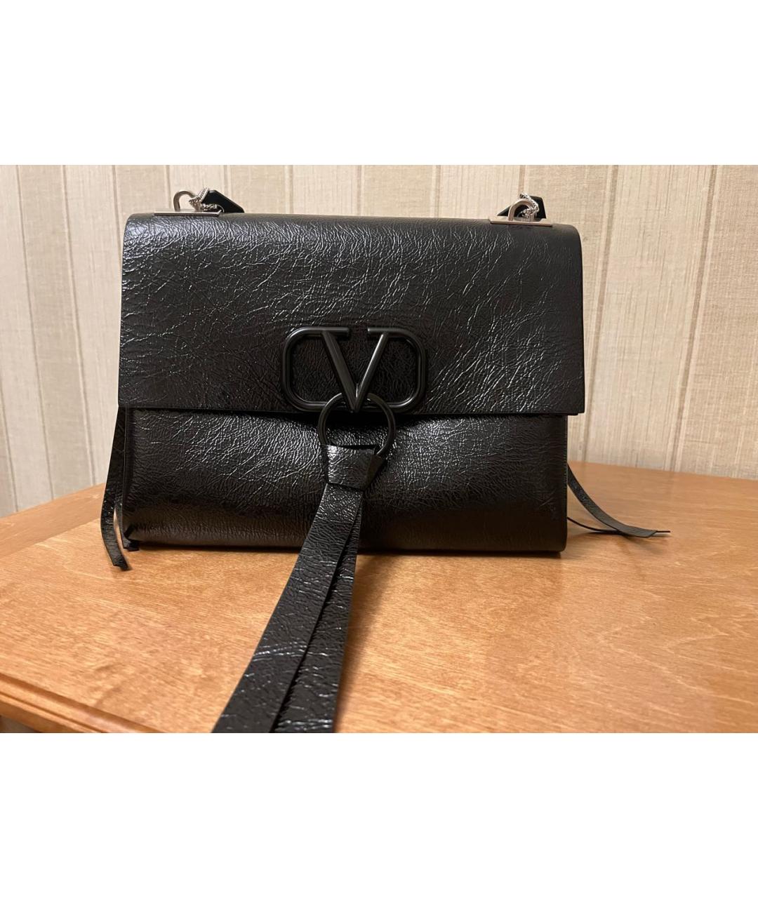 VALENTINO Черная сумка через плечо из лакированной кожи, фото 5