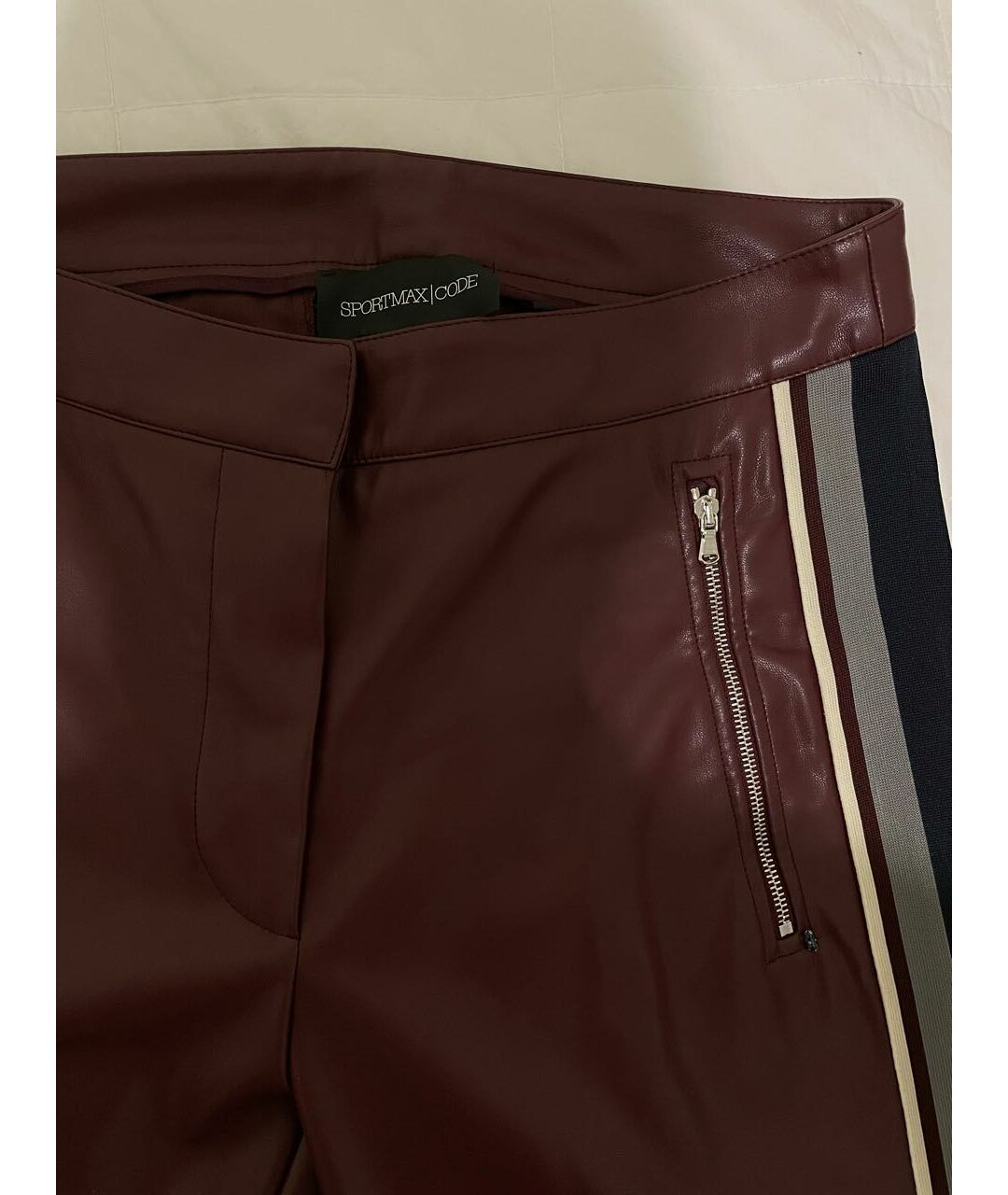 MAX MARA Бордовые полиуретановые прямые брюки, фото 2