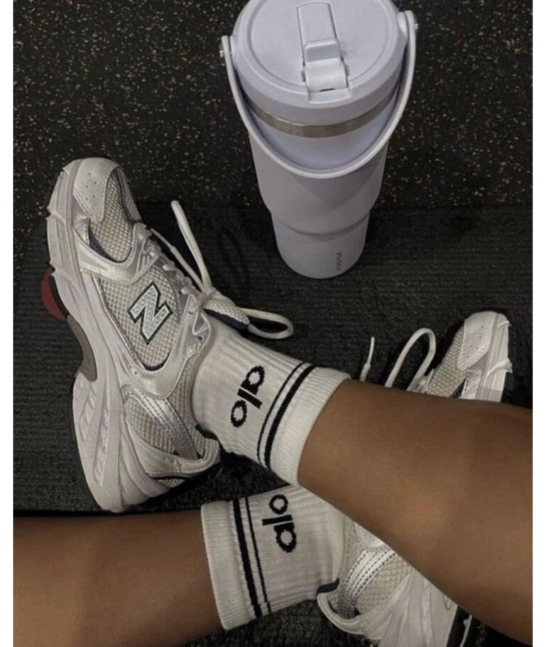 ALO YOGA Белые носки, чулки и колготы, фото 7