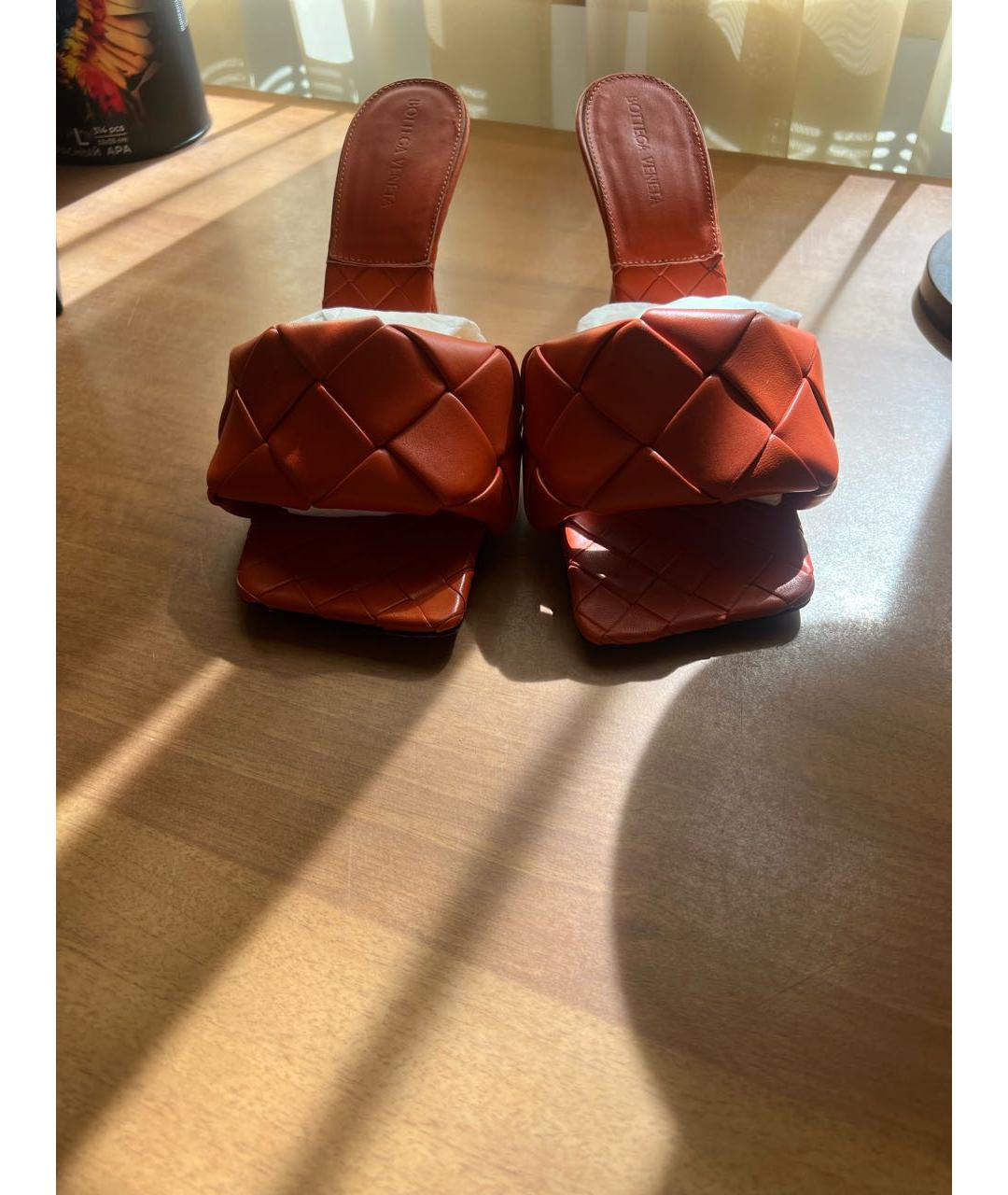 BOTTEGA VENETA Оранжевое кожаные мюли, фото 3