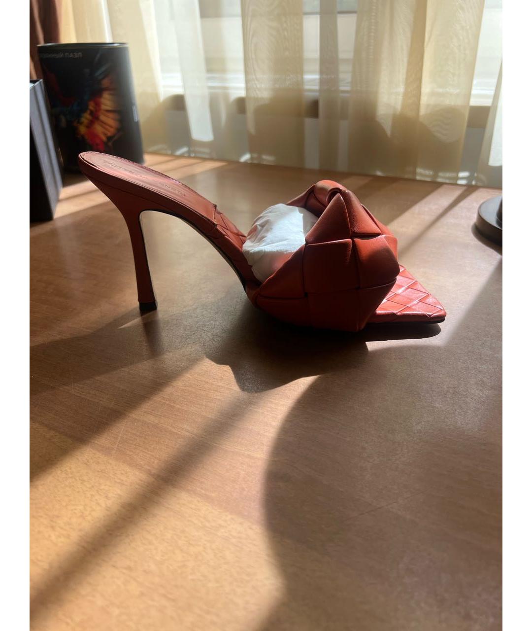 BOTTEGA VENETA Оранжевое кожаные мюли, фото 2