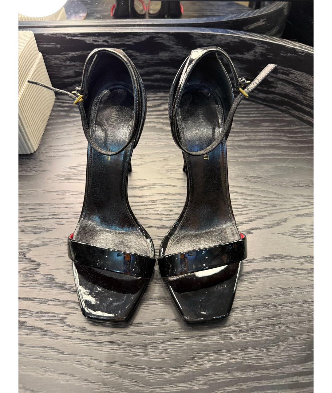 SAINT LAURENT Черные босоножки из лакированной кожи, фото 2