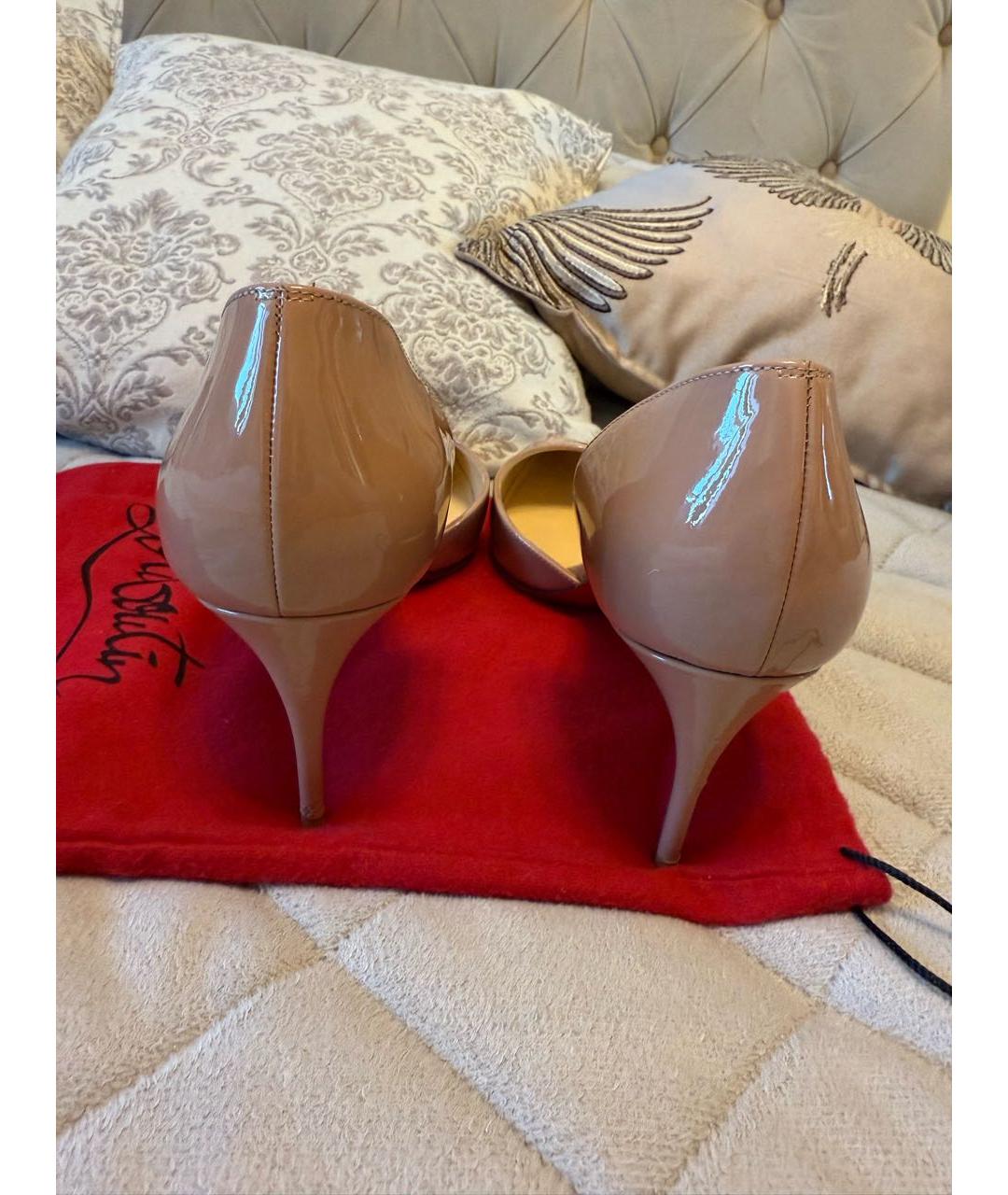 CHRISTIAN LOUBOUTIN Бежевые туфли из лакированной кожи, фото 3