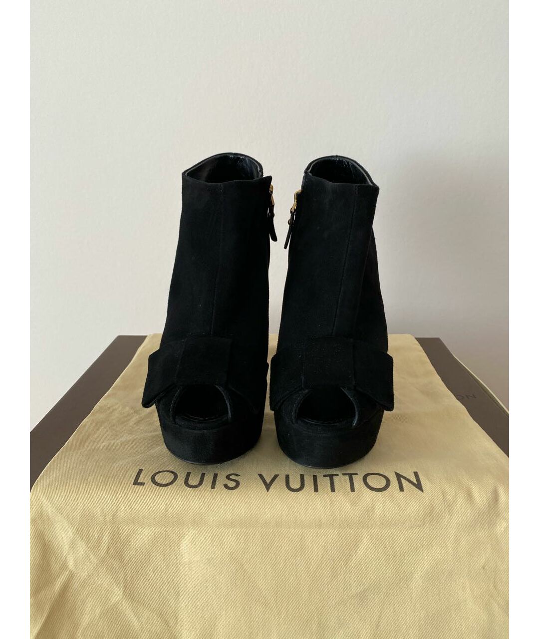 LOUIS VUITTON Черные замшевые ботильоны, фото 3