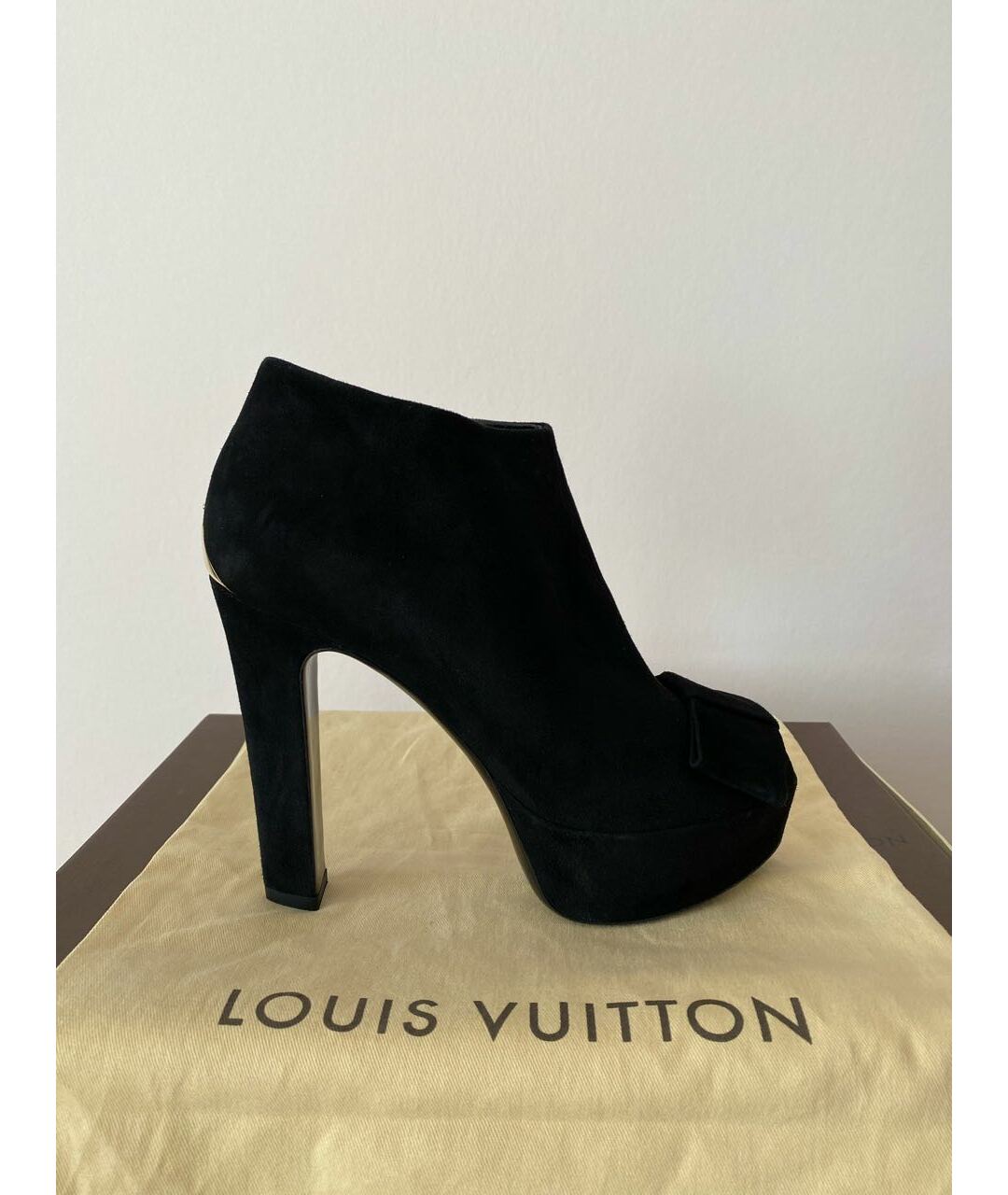 LOUIS VUITTON Черные замшевые ботильоны, фото 9