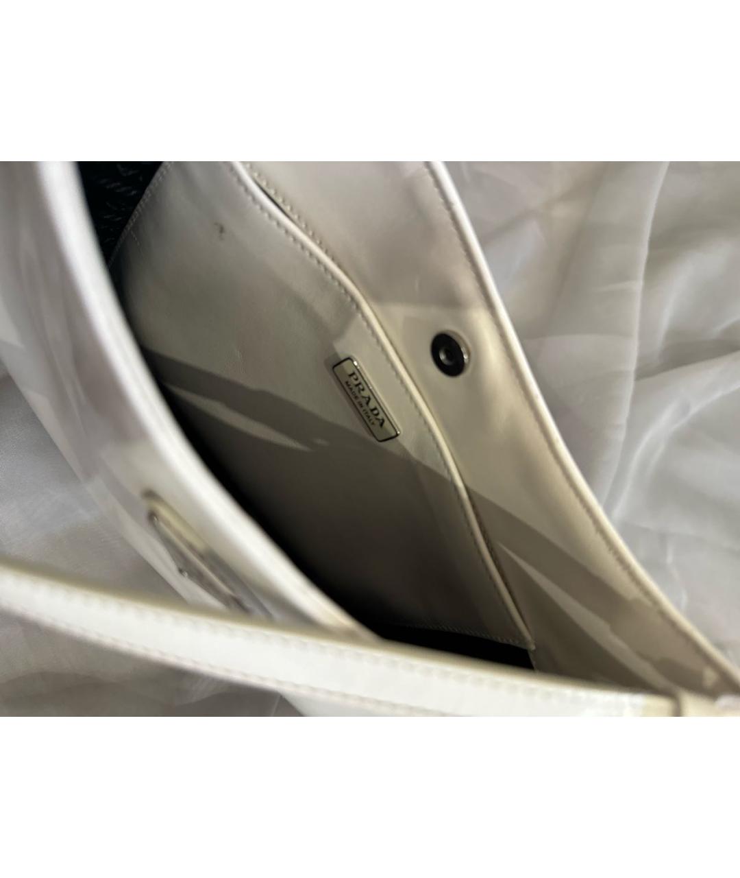 PRADA Белая сумка с короткими ручками из лакированной кожи, фото 4