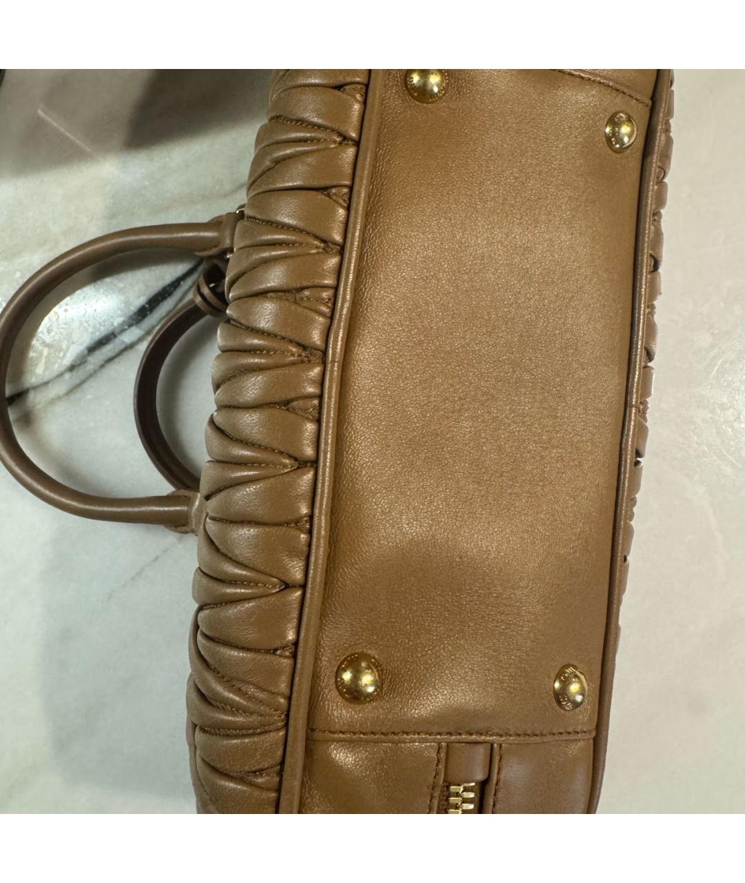 MIU MIU Коричневая кожаная сумка с короткими ручками, фото 3