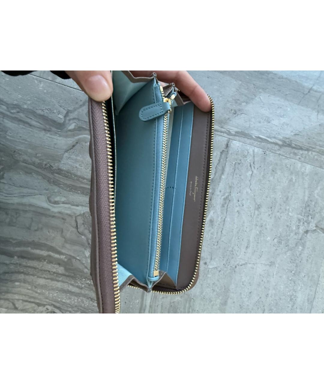 FERRAGAMO Серый кожаный кошелек, фото 4