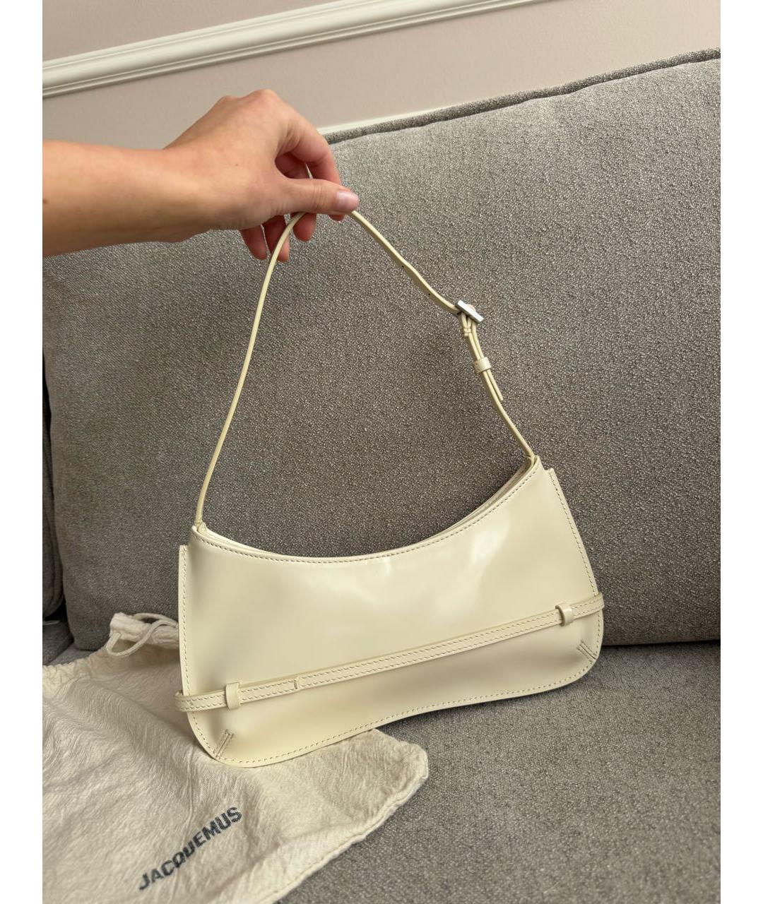 JACQUEMUS Бежевая сумка через плечо из лакированной кожи, фото 2