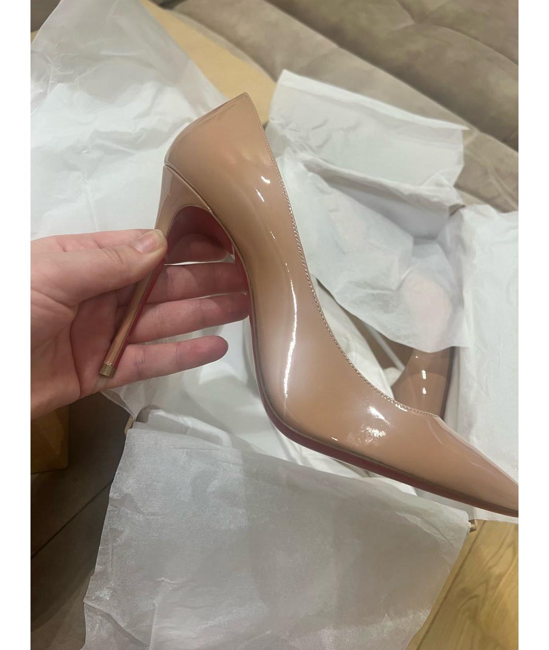 CHRISTIAN LOUBOUTIN Бежевые туфли из лакированной кожи, фото 9